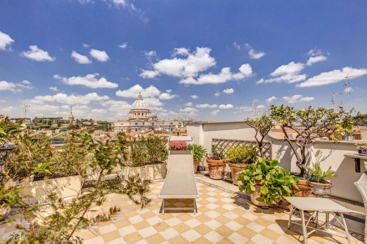 Apartmán Attic With Terrace Overlooking St Peter'S Basilica Řím Exteriér fotografie