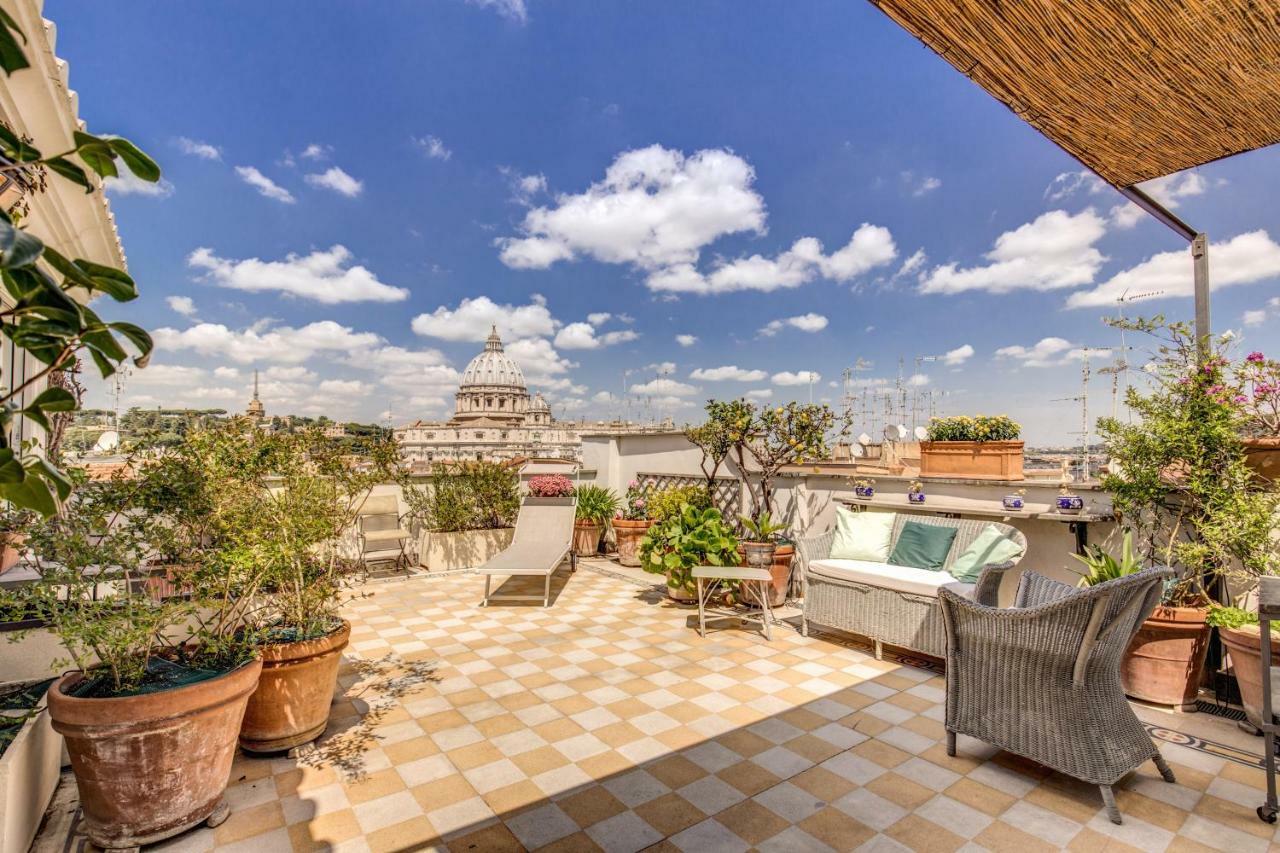 Apartmán Attic With Terrace Overlooking St Peter'S Basilica Řím Exteriér fotografie